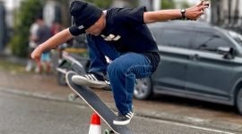 Salah satu anggota Timika Skateboarding menunjukkan kebolehannya memainkan papan roda pada acara Hari Skateboarding Sedunia di Mimika, Papua Tengah, Sabtu (21/6/2025).