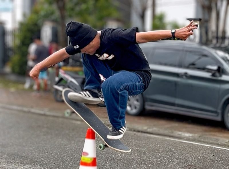 Salah satu anggota Timika Skateboarding menunjukkan kebolehannya memainkan papan roda pada acara Hari Skateboarding Sedunia di Mimika, Papua Tengah, Sabtu (21/6/2025).
