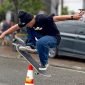 Salah satu anggota Timika Skateboarding menunjukkan kebolehannya memainkan papan roda pada acara Hari Skateboarding Sedunia di Mimika, Papua Tengah, Sabtu (21/6/2025).