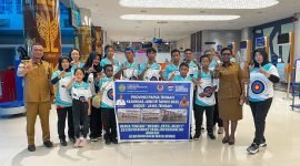 Foto bersama Ketua Umum Panahan Provinsi Papua Tengah, Elisabeth Cenawatin, dan Sekretaris Panahan Papua Tengah, Sugiyono, beserta rombon6 kontingen atlet panahan saat pelepasan keberangkatan di Bandara Mozes Kilangin Timika, Selasa (24/6/2025). (Foto: Galeri Papua/Endy Langobelen)