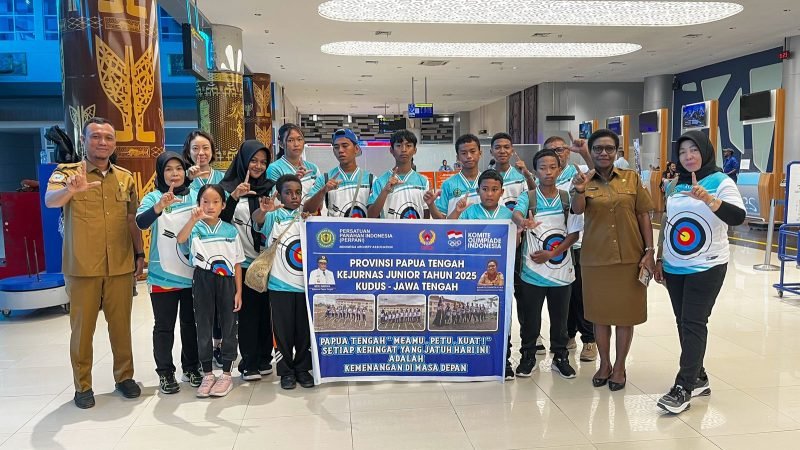 Foto bersama Ketua Umum Panahan Provinsi Papua Tengah, Elisabeth Cenawatin, dan Sekretaris Panahan Papua Tengah, Sugiyono, beserta rombon6 kontingen atlet panahan saat pelepasan keberangkatan di Bandara Mozes Kilangin Timika, Selasa (24/6/2025). (Foto: Galeri Papua/Endy Langobelen)