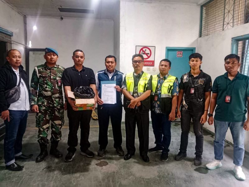 Para petugas dan aparat keamanan dari Kopasgat TNI AU berhasil menggagalkan penyelundupan ganja di Jayapura. (Foto: Istimewa/Kopasgat TNI AU)