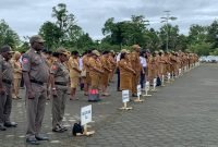 Barisan ASN yang mengikuti apel gabungan OPD di halaman kantor Pusat Pemerintahan Kabupaten Mimika, Senin (23/6/2025). (Foto: Galeri Papua/Ahmad)