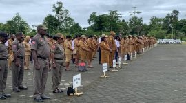 Barisan ASN yang mengikuti apel gabungan OPD di halaman kantor Pusat Pemerintahan Kabupaten Mimika, Senin (23/6/2025). (Foto: Galeri Papua/Ahmad)