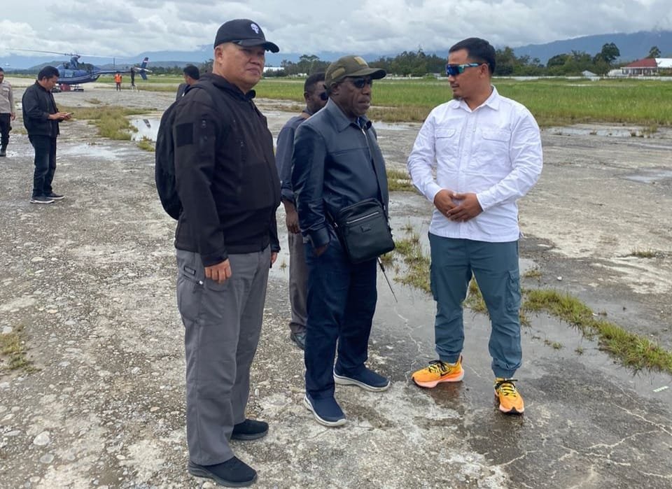 Edison Gwijangge bersama beberapa sosok lainnya. (Foto: Istimewa/sahabatnews.id)