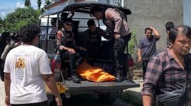 Jenazah Abdul saat dibawa menggunakan mobil patroli oleh pihak Kepolisian didampingi sejumlah anggota keluarga dari TKP menuju kediamannya. (Foto: Galeri Papua/Ahmad)