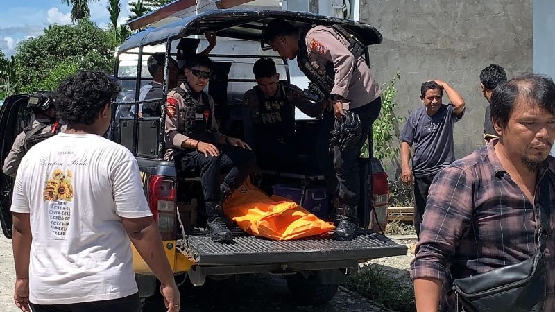 Jenazah Abdul saat dibawa menggunakan mobil patroli oleh pihak Kepolisian didampingi sejumlah anggota keluarga dari TKP menuju kediamannya. (Foto: Galeri Papua/Ahmad)