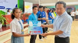 Siswi SMKS St. Yohanes Don Bosco Teknologi dan Rekayasa Timika, Priskila Kirana Rahakbauw, saat menerima hadiah. (Foto: Galeri Papua/Benaz)