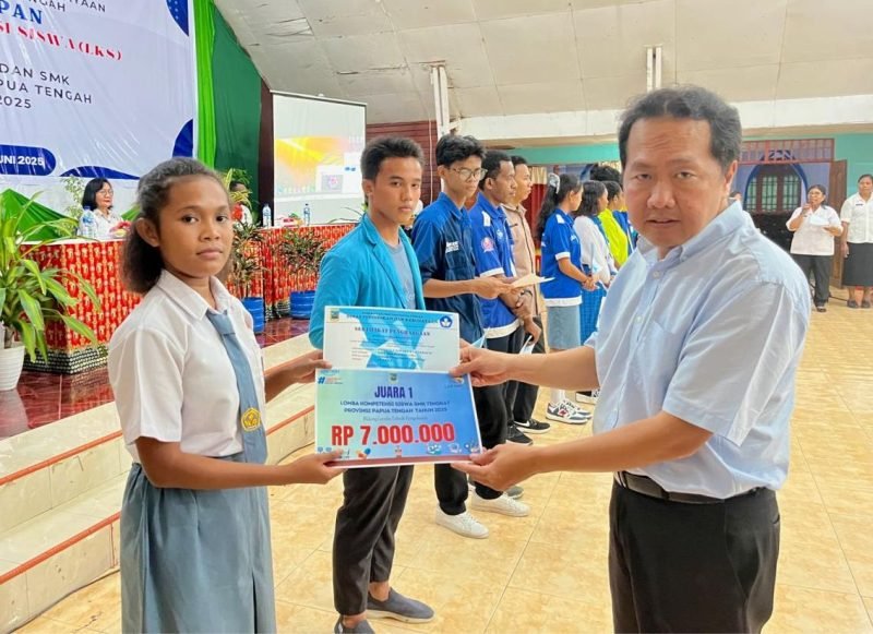 Siswi SMKS St. Yohanes Don Bosco Teknologi dan Rekayasa Timika, Priskila Kirana Rahakbauw, saat menerima hadiah. (Foto: Galeri Papua/Benaz)