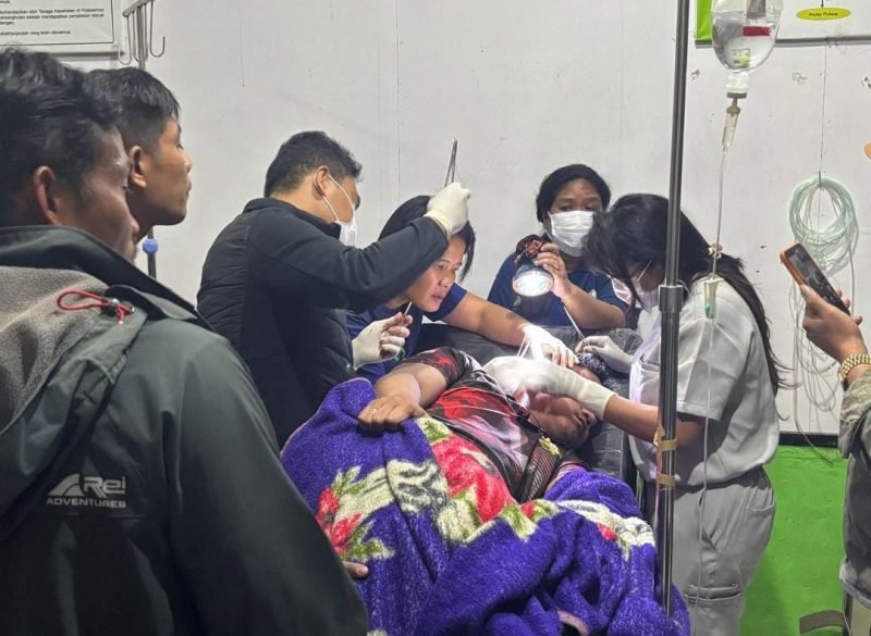 Korban dirawat secara intensif di RSUD Sugapa, Intan Jaya, Papua Tengah. (Foto: Istimewa/Satgas Humas Operasi Damai Cartenz)
