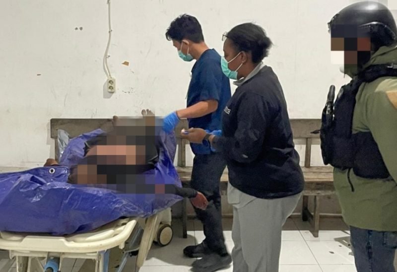 Jenazah anggota KKB anak buah Egianus Kogoya dievakuasi ke RSUD Wamena untuk proses identifikasi. (Foto: Istimewa/Satgas Humas Ops Damai Cartenz)