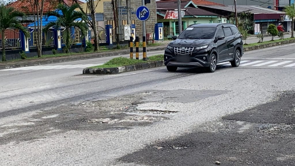 Kondisi jalan di Jalan Cenderawasih, pertigaan depan KPPN yang sudah mengalami kerusakan. (Foto: Galeri Papua/Ahmad)