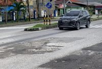 Kondisi jalan di Jalan Cenderawasih, pertigaan depan KPPN yang sudah mengalami kerusakan. (Foto: Galeri Papua/Ahmad)