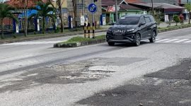 Kondisi jalan di Jalan Cenderawasih, pertigaan depan KPPN yang sudah mengalami kerusakan. (Foto: Galeri Papua/Ahmad)