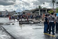 Keluarga korban lakalantas melakukan aksi pemalangan jalan di depan rumah, Jalan C. Heatubun, Kwamki Baru, Rabu (2/7) siang. (Foto: Galeri Papua/Endy Langobelen)