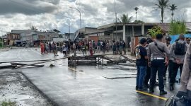 Keluarga korban lakalantas melakukan aksi pemalangan jalan di depan rumah, Jalan C. Heatubun, Kwamki Baru, Rabu (2/7) siang. (Foto: Galeri Papua/Endy Langobelen)
