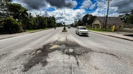 Jalan berlubang di kapsul putar balik depan Perumahan Pemda SP2, Mimika, Papua Tengah. (Foto: Galeri Papua/Endy Langobelen)