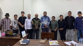 Usai pertemuan dengan DPD RI, foto bersama di di Kantor Redaksi Jubi, di Waena, Distrik Heram, Kota Jayapura, Papua pada Selasa (1/7/2025). (Foto: Istimewa/Jubi - Larius Kogoya)