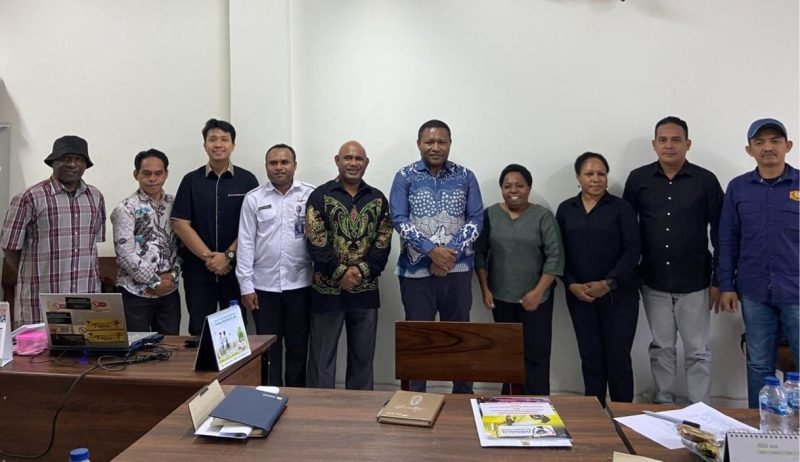 Usai pertemuan dengan DPD RI, foto bersama di di Kantor Redaksi Jubi, di Waena, Distrik Heram, Kota Jayapura, Papua pada Selasa (1/7/2025). (Foto: Istimewa/Jubi - Larius Kogoya)