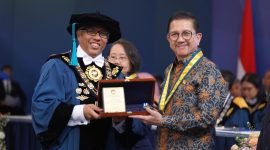 Presiden Direktur PTFI, Tony Wenas (kanan) menerima penghargaan Ganesa Wirya Jasa Adiutama dari Rektor ITB, Prof. Dr. Ir. Tatacipta Dirgantara, M.T., dalam acara Sidang Terbuka Peringatan 105 Tahun Pendidikan Tinggi Teknik di Indonesia (PTTI) di Aula Barat, ITB Kampus Ganesha, Bandung, (3/7/2025). (Foto: Istimewa/Dok. PTFI)