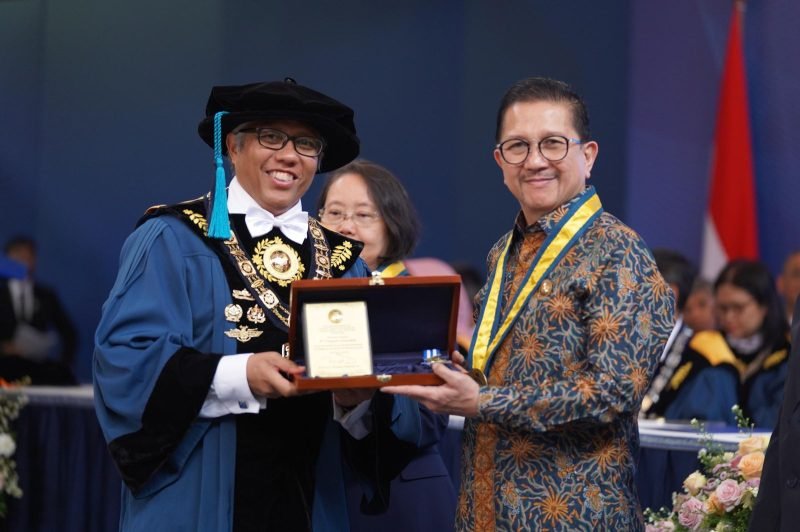 Presiden Direktur PTFI, Tony Wenas (kanan) menerima penghargaan Ganesa Wirya Jasa Adiutama dari Rektor ITB, Prof. Dr. Ir. Tatacipta Dirgantara, M.T., dalam acara Sidang Terbuka Peringatan 105 Tahun Pendidikan Tinggi Teknik di Indonesia (PTTI) di Aula Barat, ITB Kampus Ganesha, Bandung, (3/7/2025). (Foto: Istimewa/Dok. PTFI)