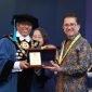 Presiden Direktur PTFI, Tony Wenas (kanan) menerima penghargaan Ganesa Wirya Jasa Adiutama dari Rektor ITB, Prof. Dr. Ir. Tatacipta Dirgantara, M.T., dalam acara Sidang Terbuka Peringatan 105 Tahun Pendidikan Tinggi Teknik di Indonesia (PTTI) di Aula Barat, ITB Kampus Ganesha, Bandung, (3/7/2025). (Foto: Istimewa/Dok. PTFI)