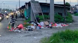 Tumpukan sampah di tepi Jalan Yos Sudarso, Timika. (Foto: Galeri Papua/Ahmad)
