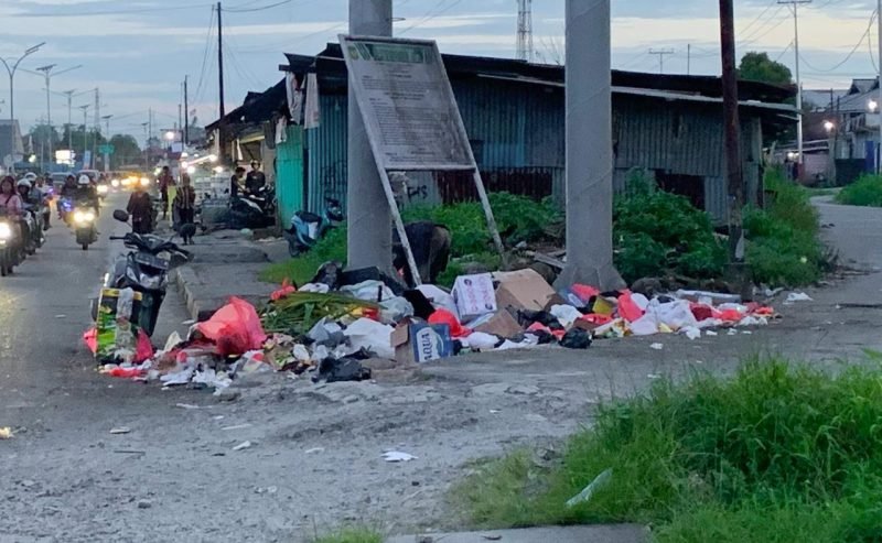 Tumpukan sampah di tepi Jalan Yos Sudarso, Timika. (Foto: Galeri Papua/Ahmad)