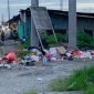 Tumpukan sampah di tepi Jalan Yos Sudarso, Timika. (Foto: Galeri Papua/Ahmad)
