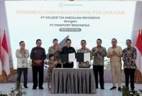 Presiden Direktur PT Freeport Indonesia Tony Wenas (tengah kiri) dan Direktur PT Solder Tin Andalan Indonesia (Stania) An Sudarno (tengah kanan) menunjukkan dokumen Pokok-Pokok Perjanjian atau Heads of Agreement (HoA) jual beli timbal dan perak yang dihasilkan dari fasilitas Precious Metal Refinery (PMR) PTFI. Penandatanganan ini disaksikan langsung oleh Wakil Menteri Investasi dan Hilirisasi Todotua Pasaribu di Batam, Kamis, 10 Juli 2025. (Foto: Istimewa/Dok. PTFI)