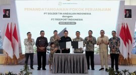 Presiden Direktur PT Freeport Indonesia Tony Wenas (tengah kiri) dan Direktur PT Solder Tin Andalan Indonesia (Stania) An Sudarno (tengah kanan) menunjukkan dokumen Pokok-Pokok Perjanjian atau Heads of Agreement (HoA) jual beli timbal dan perak yang dihasilkan dari fasilitas Precious Metal Refinery (PMR) PTFI. Penandatanganan ini disaksikan langsung oleh Wakil Menteri Investasi dan Hilirisasi Todotua Pasaribu di Batam, Kamis, 10 Juli 2025. (Foto: Istimewa/Dok. PTFI)