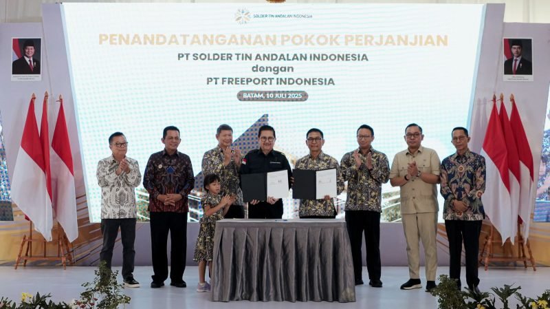 Presiden Direktur PT Freeport Indonesia Tony Wenas (tengah kiri) dan Direktur PT Solder Tin Andalan Indonesia (Stania) An Sudarno (tengah kanan) menunjukkan dokumen Pokok-Pokok Perjanjian atau Heads of Agreement (HoA) jual beli timbal dan perak yang dihasilkan dari fasilitas Precious Metal Refinery (PMR) PTFI. Penandatanganan ini disaksikan langsung oleh Wakil Menteri Investasi dan Hilirisasi Todotua Pasaribu di Batam, Kamis, 10 Juli 2025. (Foto: Istimewa/Dok. PTFI)