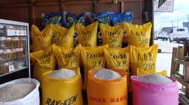 Beras di lapak milik Ayudin. (Foto: Galeri Papua/Ahmad)