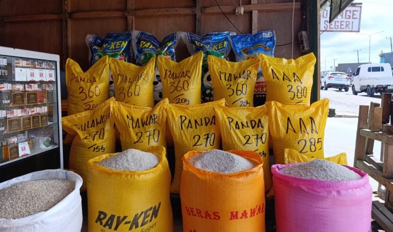 Beras di lapak milik Ayudin. (Foto: Galeri Papua/Ahmad)