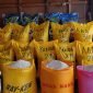 Beras di lapak milik Ayudin. (Foto: Galeri Papua/Ahmad)