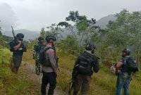 Aparat bersiaga memburu pelaku penembakan di kawasan Bandara Bilorai, Sugapa, Intan Jaya, Papua Tengah. (Foto: Istimewa/Satgas Humas Operasi Damai Cartenz)
