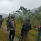 Aparat bersiaga memburu pelaku penembakan di kawasan Bandara Bilorai, Sugapa, Intan Jaya, Papua Tengah. (Foto: Istimewa/Satgas Humas Operasi Damai Cartenz)