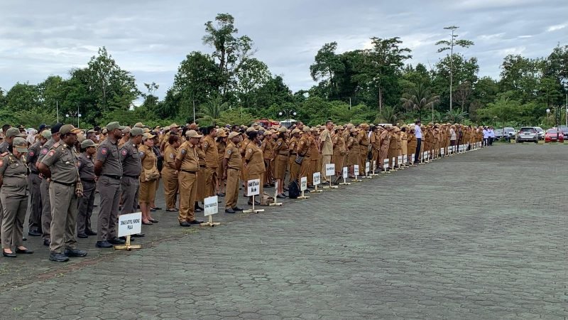 ASN lingkup Pemkab Mimika saat mengikuti apel gabungan OPD di lapangan Kantor Pusat Pemerintahan Kabupaten Mimika, Senin (28/7/2025). (Foto: Galeri Papua/Ahmad)