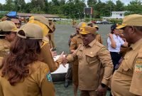 Petrus Yumte saat berjabat tangan dengan para ASN lingkup Pemerintahan Kabupaten Mimika usai pimpin apel terakhir. (Foto: Galeri Papua/Ahmad)