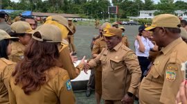 Petrus Yumte saat berjabat tangan dengan para ASN lingkup Pemerintahan Kabupaten Mimika usai pimpin apel terakhir. (Foto: Galeri Papua/Ahmad)