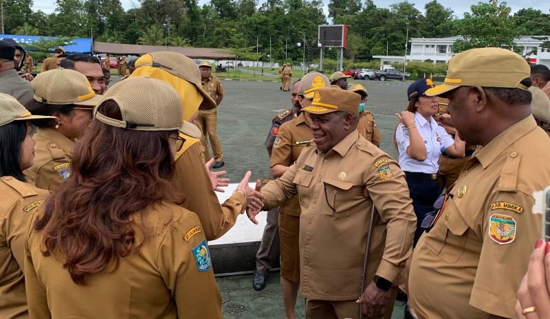 Petrus Yumte saat berjabat tangan dengan para ASN lingkup Pemerintahan Kabupaten Mimika usai pimpin apel terakhir. (Foto: Galeri Papua/Ahmad)