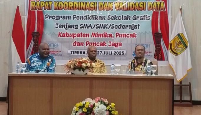 Plt Kepala Dinas Pendidikan dan Kebudayaan Provinsi Papua Tengah, Nurhaidah Nawipa, SE (kanan), Plt Kepala Bidang Pengelolaan Data dan Fasilitas Pendidikan Disdikbud Papua Tengah, Yulianus Kuayo, SH (kiri), dan BP3OKP perwakilan Papua Tengah, Irjen Pol (Purn) Pietrus Waine (tengah). (Foto: Istimewa/papuatengahprov.go.id)
