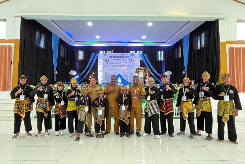 Foto bersama usai pembukaan Olimpiade Olahraga Siswa Nasional (O2SN) tingkat Provinsi Papua Tengah tahun 2025 di Padepokan PSHT, Wonorejo, Nabire, Senin, 28 Juli 2025. (Foto: Galeri Papua/Benas)