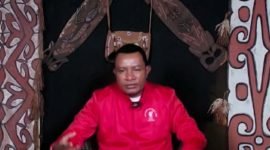 Bupati Asmat, Thomas Eppe Safanpo. (Foto: Istimewa/Tangkapan layar video livestreaming di kanal YouTube RRI Merauke Official)