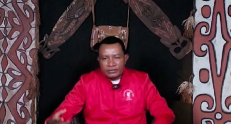 Bupati Asmat, Thomas Eppe Safanpo. (Foto: Istimewa/Tangkapan layar video livestreaming di kanal YouTube RRI Merauke Official)