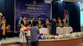 Seorang wisudawan saat menerima pengalungan kalung medali wisuda oleh seorang dosen dari STKIP Hermon Timika, pada acara Wisuda ke-V Sarjana S1 STKIP Hermon Timika di Hotel Cartenz Timika, Selasa (29/7/2025). (Foto: Galeri Papua/Ahmad). 