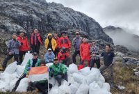 600 kilogram sampah pendaki yang terkumpul lalu dikelola dengan cara melakukan penimbunan, perataan, dan pemadatan untuk mengurangi potensi gangguan lingkungan yang ditimbulkan. (Foto: Istimewa/Dok. PT Freeport Indonesia)