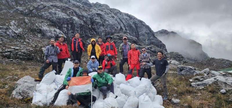 600 kilogram sampah pendaki yang terkumpul lalu dikelola dengan cara melakukan penimbunan, perataan, dan pemadatan untuk mengurangi potensi gangguan lingkungan yang ditimbulkan. (Foto: Istimewa/Dok. PT Freeport Indonesia)