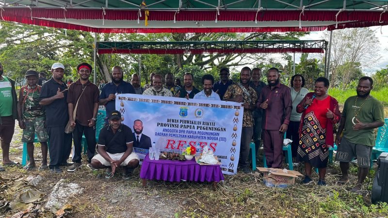 Foto bersama kegiatan reses anggota DPR Provinsi Papua Pegunungan, Mile Gwijangge, di titik kumpul pengungsian masyarakat Nduga di Kabupaten Mimika. (Foto: Galeri Papua/Endy Langobelen)