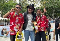 Ketua Ignora Komisi Indonesia Skateboard Mimika (tengah), Jamez Alfero Tambunan, bersama Al-baits dan Abdi Manaf. (Foto: Istimewa/KIS Mimika)
